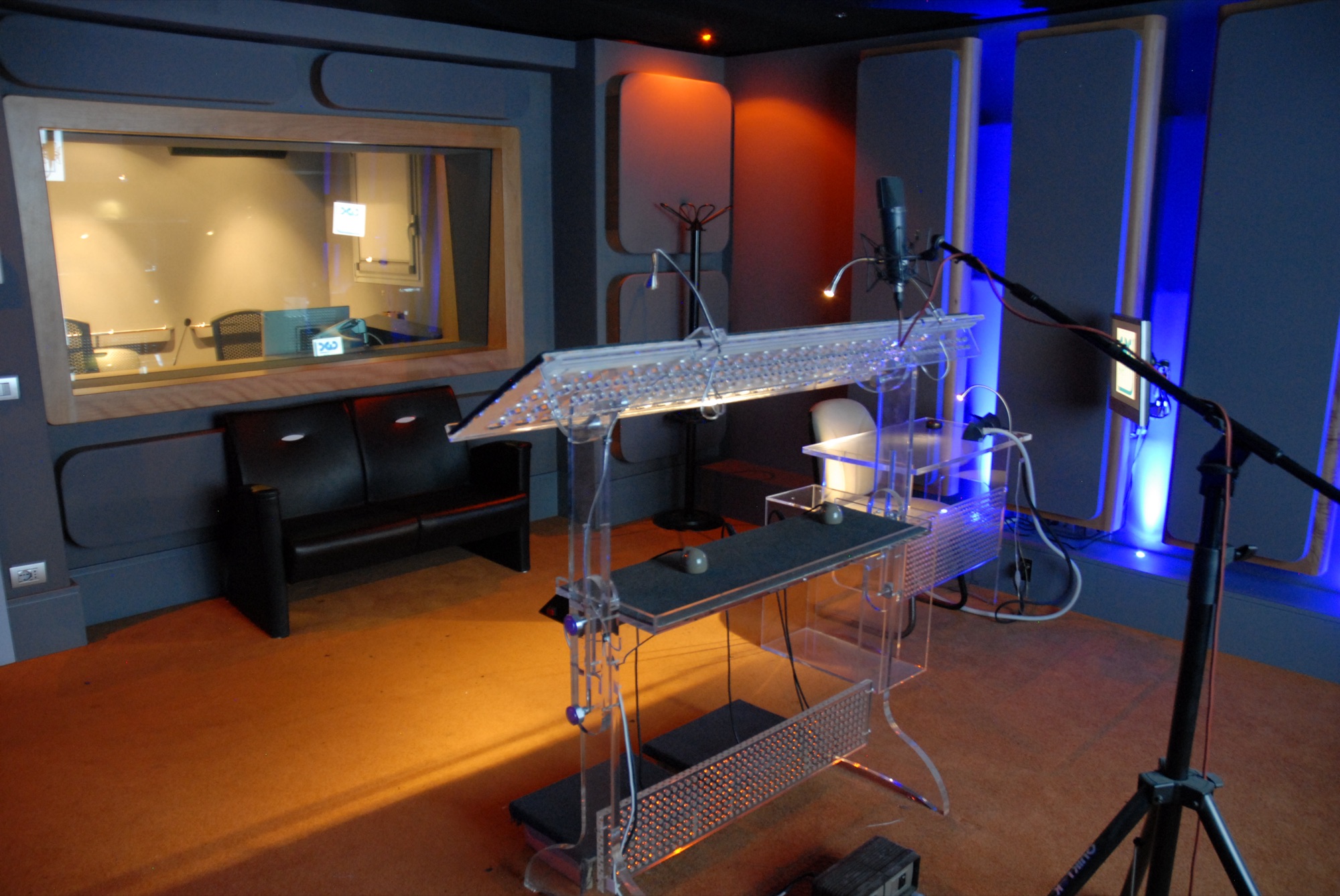 Sala di doppiaggio con leggio plexi illuminato