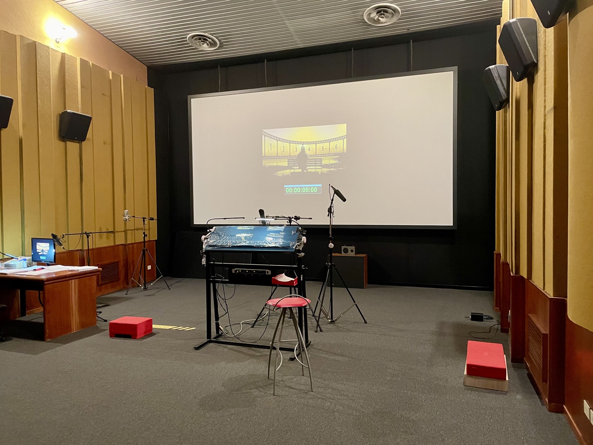 Sala proiezione con leggio e schermo cinema