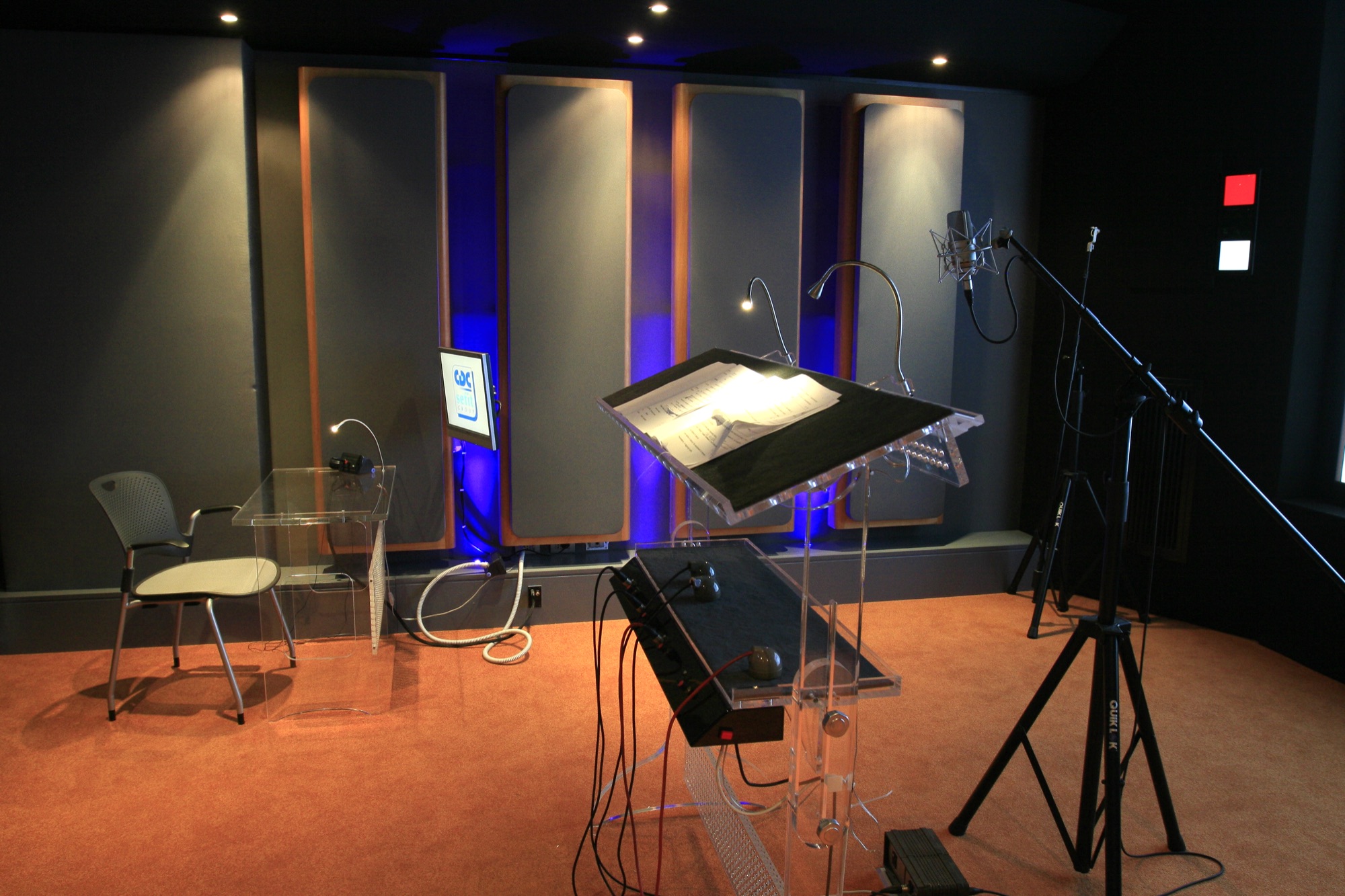 Sala di doppiaggio con leggio plexi
