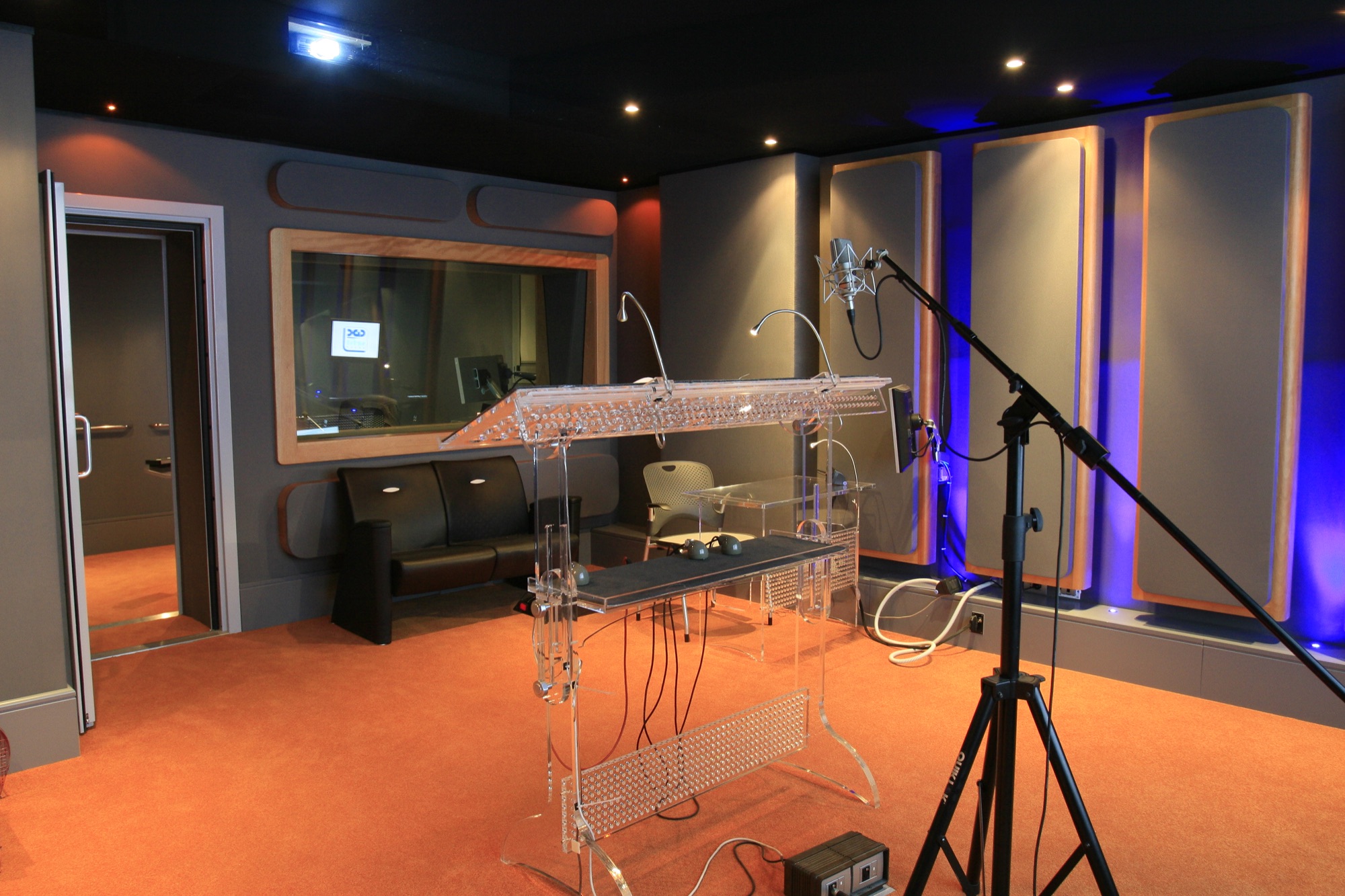 Sala di doppiaggio dell'Accademia · leggio in plexiglass illuminato