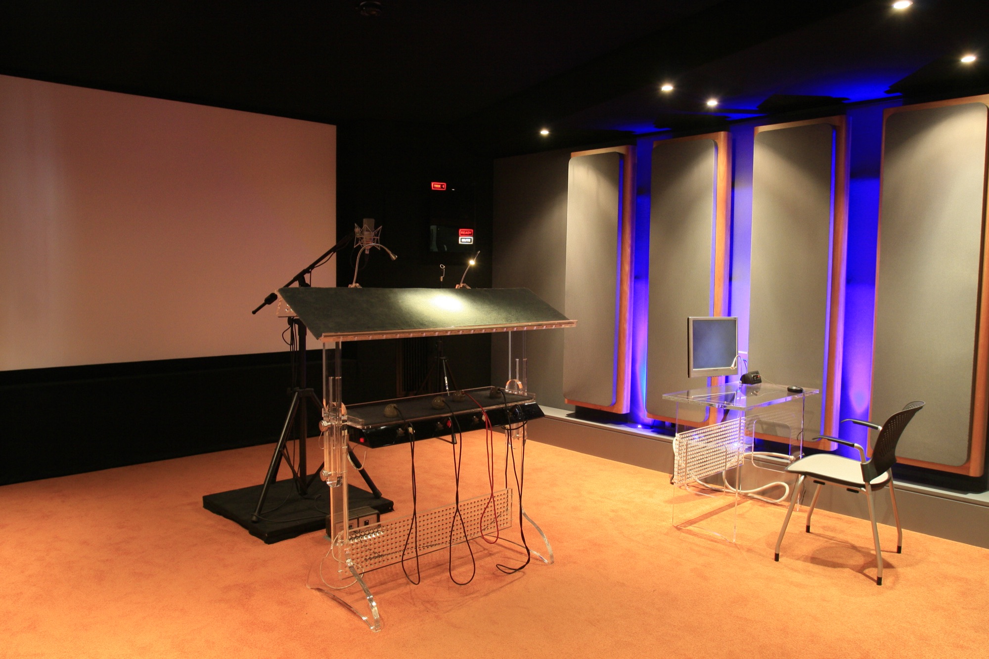 Sala di doppiaggio · Sala cinema con leggio in plexiglass