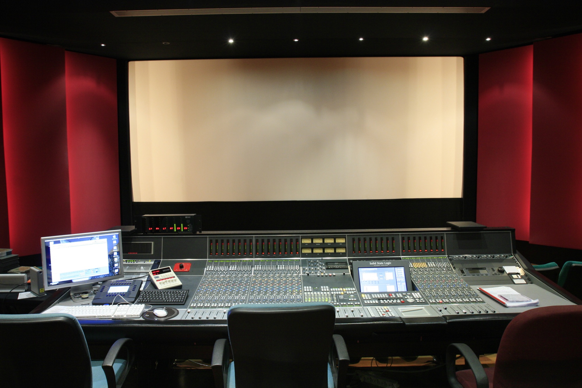 Sala mix Solid State Logic con schermo cinema